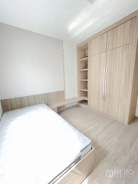 联排别墅 出租在Prawet, Bangkok - 第二卧室，带木纹内置衣柜与开放格架。