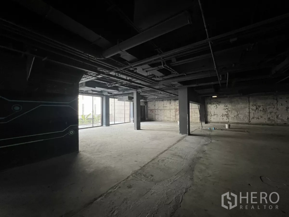 พื้นที่ขายปลีก ให้เช่าในWatthana, Bangkok - พื้นที่โล่งหันสู่ผนังกระจกและระเบียง เหมาะทำโชว์รูม