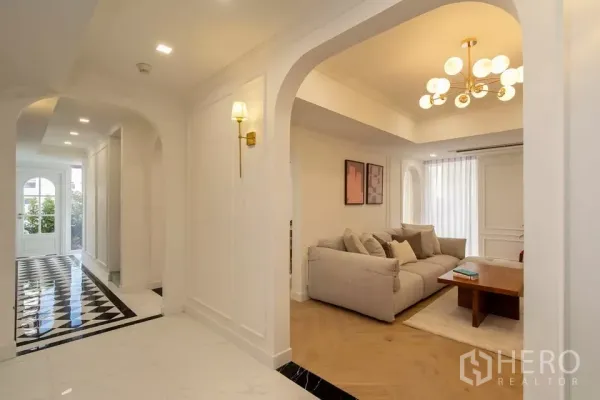 คอนโด ขายในWatthana, Bangkok - โถงทางเดินคอนโดวัฒนา ซุ้มโค้ง พื้นลายตาราง มองเข้าห้องนั่งเล่น