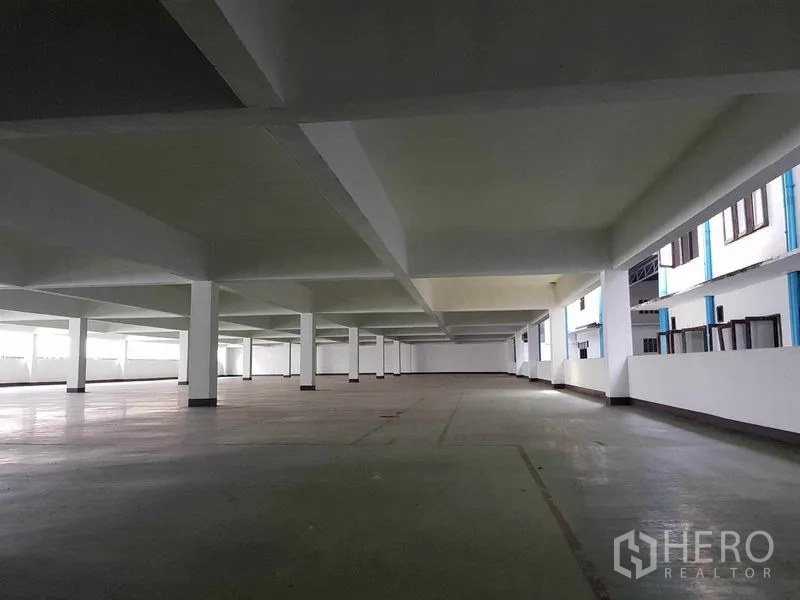 คลังสินค้า ให้เช่าในNong Khaem, Bangkok - พื้นที่เก็บของเพดานต่ำ มีเสาสีขาวและหน้าต่างริมอาคาร