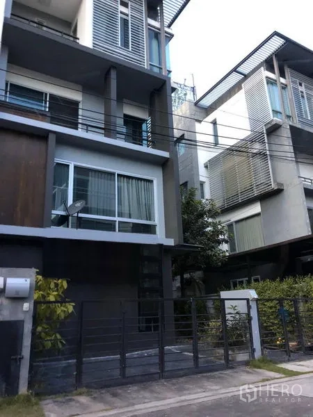 สำนักงานที่บ้าน ขายในWang Thonglang, Bangkok - มุมมองหน้าบ้านโฮมออฟฟิศสมัยใหม่พร้อมรั้วและกระจกบานใหญ่ในกรุงเทพฯ