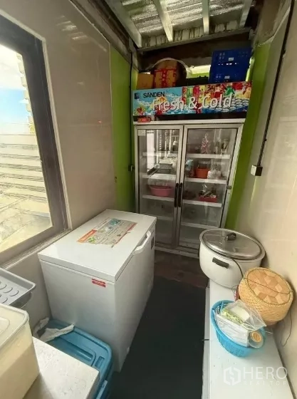 零售空间 出租在Watthana, Bangkok - 小型冷藏间，带玻璃门冰柜与卧式冰箱，靠窗摆放