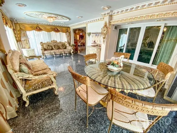 独立式住宅 出租或出售在Bang Khen, Bangkok - 典雅客餐厅，金色装饰家具、花岗岩地面与落地窗。