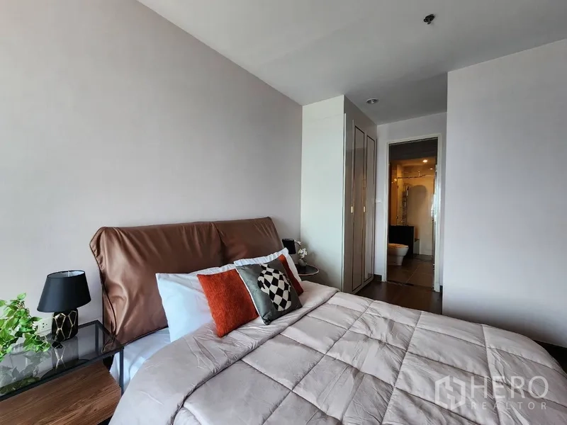 公寓 出租在Yan Nawa, Bangkok - 主卧视角，可见内置衣柜与套内卫浴