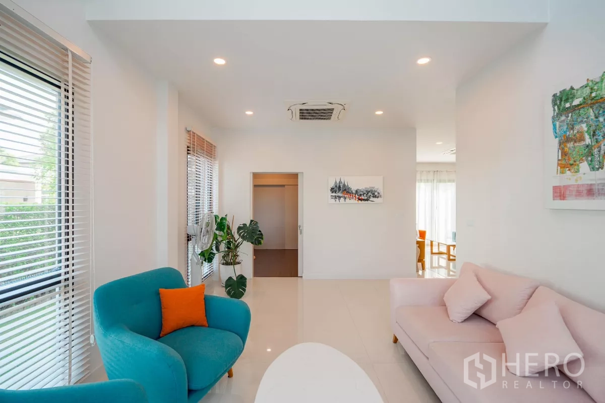 บ้าน ขายในSaphan Sung, Bangkok - พื้นที่นั่งเล่นรับแสงธรรมชาติ โซฟาสีพาสเทล มองเห็นสวน