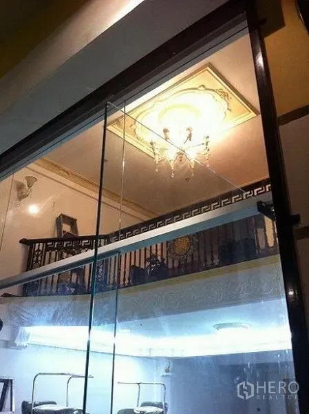 สำนักงานที่บ้าน ให้เช่าหรือขายในSathon, Bangkok - โถงเพดานสูงมองผ่านกระจก มีแชนเดอเลียร์และราวชั้นลอยสไตล์คลาสสิก