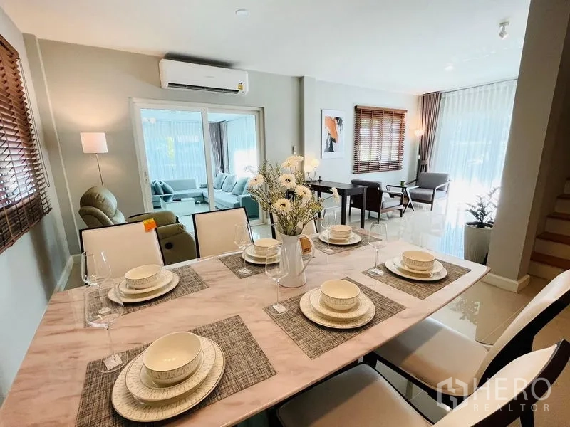 บ้าน ขายในLam Luk Ka, Pathum Thani - โซนรับประทานอาหารโต๊ะหินอ่อนจัดชุดครบ มองเชื่อมต่อสู่ห้องนั่งเล่น