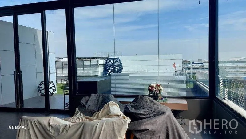 สำนักงานที่บ้าน ให้เช่าในNong Khaem, Bangkok - ห้องกระจกชั้นดาดฟ้าพร้อมประตูบานเลื่อนและวิวเมืองกว้าง