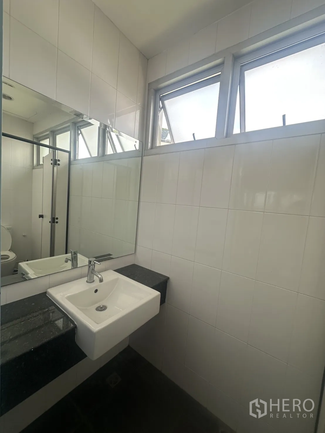 พื้นที่ขายปลีก ให้เช่าในWatthana, Bangkok - เคาน์เตอร์อ่างล้างหน้า กระจกบานใหญ่ และช่องแสงระบายอากาศในห้องน้ำ