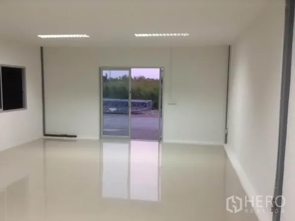 คลังสินค้า ให้เช่าในBang Kapi, Bangkok - ห้องออฟฟิศภายในโกดัง ผนังสีขาว พื้นเงา ประตูกระจกบานเลื่อน พร้อมไฟเพดาน