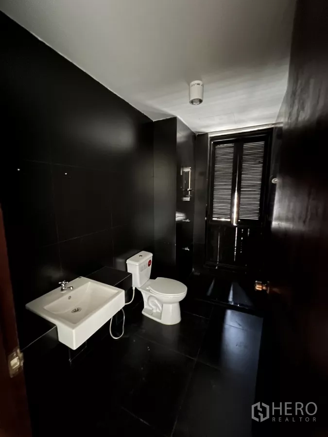 สำนักงานที่บ้าน ให้เช่าในPathum Wan, Bangkok - ห้องน้ำปูกระเบื้องดำ มีหน้าต่างและโซนอาบน้ำ