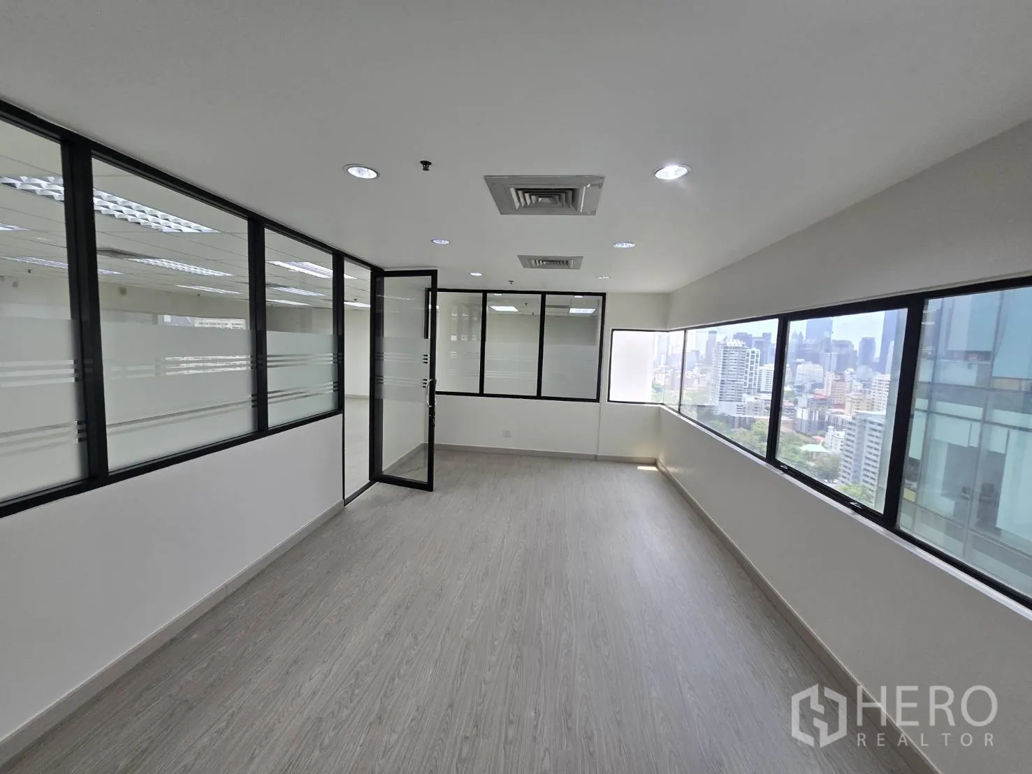 Office Space for rent in Khlong Toei, Bangkok - Glass-walled private room with panoramic windows and skyline views.