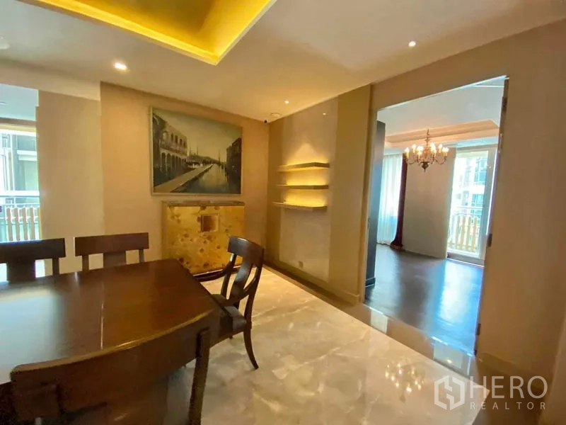 คอนโด ให้เช่าในKhlong Toei, Bangkok - มุมรับประทานอาหารพร้อมงานศิลป์ ชั้นวาง และพื้นหินอ่อน