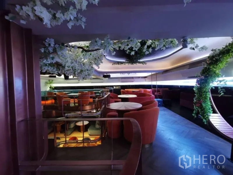 พื้นที่ขายปลีก ให้เช่า - มุมมองกว้างของชั้นลอยพร้อมบูธทรงกลม พื้นไม้ และดอกไม้แขวน