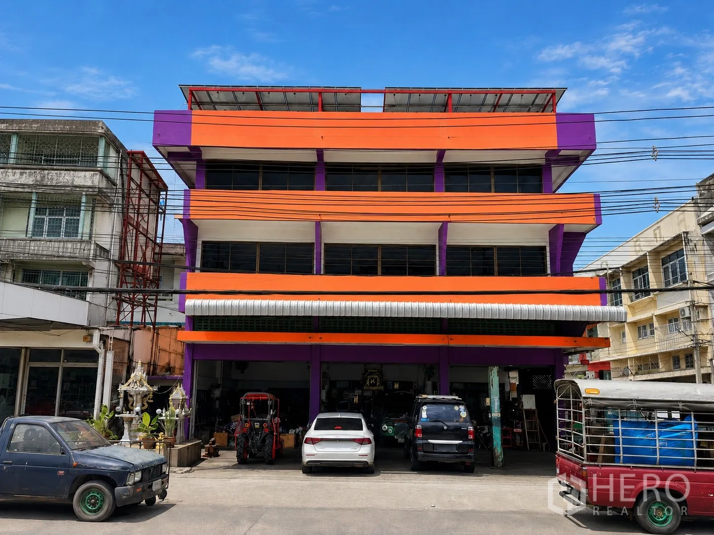 อาคาร standalone for rent or sale in Mueang Pathum Thani, Pathum Thani - มุมมองด้านหน้าของอาคารพาณิชย์สีสันสดพร้อมที่จอดรถ