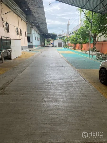 คลังสินค้า ให้เช่าในLam Luk Ka, Pathum Thani - ถนนคอนกรีตทางเข้าและกันสาดเชื่อมสู่ลานขนถ่ายสินค้า