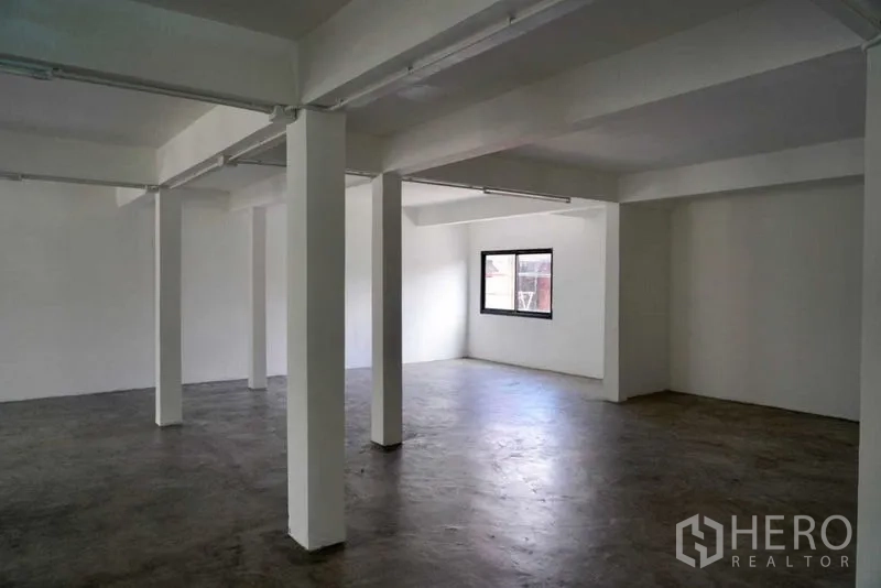 Office Space for sale in Khan Na Yao, Bangkok - Open-plan floor with concrete surfaces and structural columns for a flexible layout.