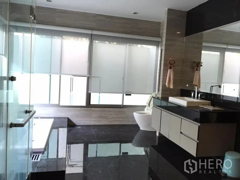 独立式住宅 出售在Saphan Sung, Bangkok - 宽敞现代卫浴，玻璃淋浴、浸泡浴缸与黑色大理石地面