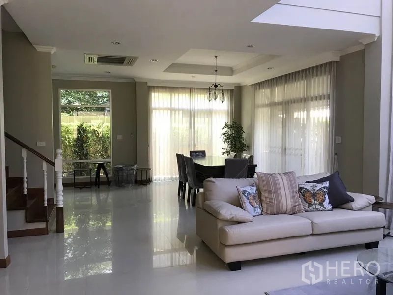 บ้าน ให้เช่าในKhlong Toei, Bangkok - มุมรับประทานอาหารสว่าง ม่านโปร่ง มองเห็นสวน