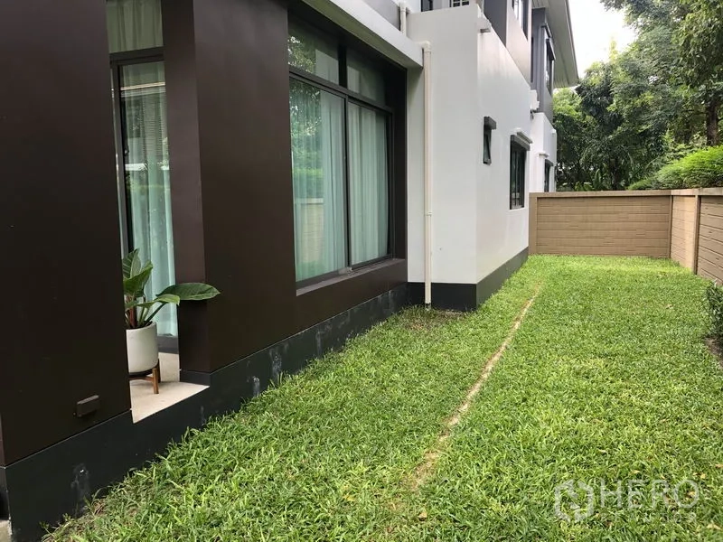 Detached House for rent or sale in Bang Kapi, Bangkok - Side yard with grass lawn and privacy fence along the exterior of the house.