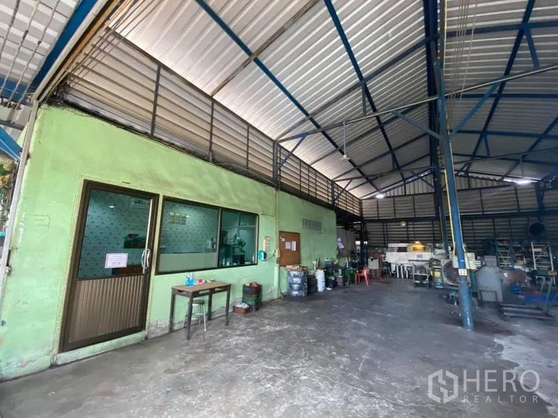 工厂 出售在Bang Khun Thian, Bangkok - 厂内绿色墙面的办公室区，位于高屋顶下