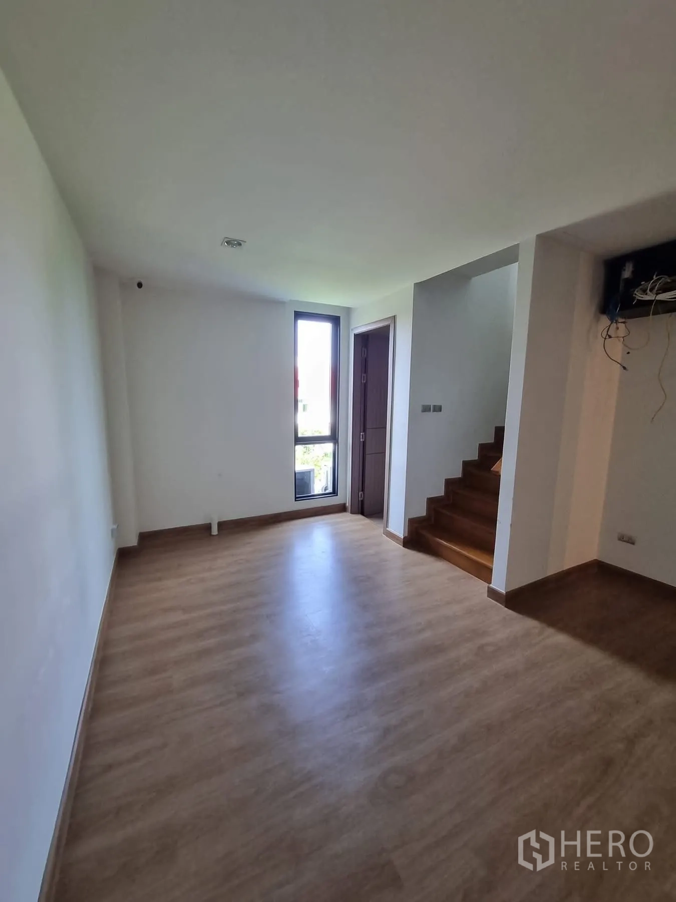 สำนักงานที่บ้าน ให้เช่าในKhlong Toei, Bangkok - พื้นที่นั่งเล่นชั้นบนพร้อมบันไดและหน้าต่างสูง