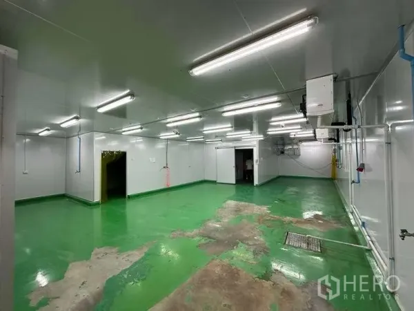 货栈 出租在Khlong Luang, Pathum Thani - 恒温洁净室，绿色环氧地坪与明亮顶灯。