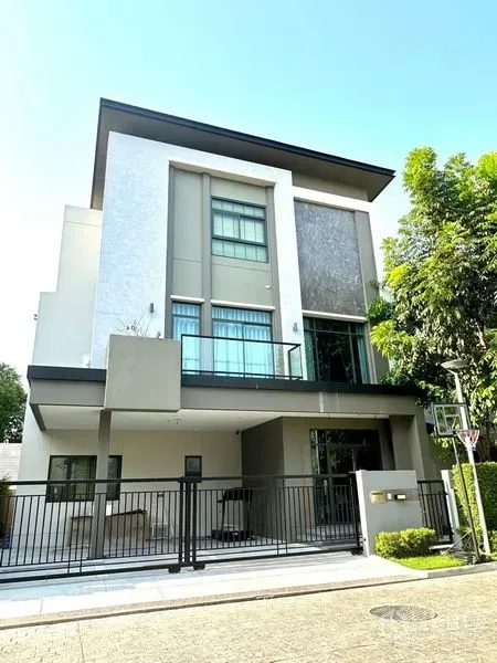 独立式住宅 出租在Phra Khanong, Bangkok - 素坤逸101附近的现代三层独栋别墅，带前院铁门和阳台