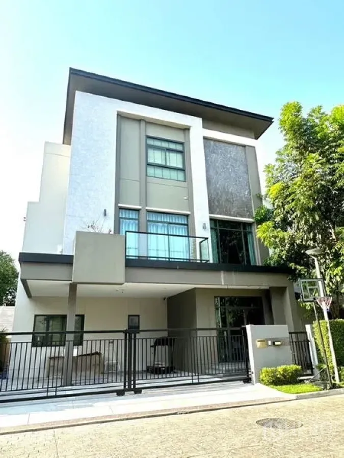 บ้าน ให้เช่าในPhra Khanong, Bangkok - บ้านเดี่ยวโมเดิร์น 3 ชั้น หน้าบ้านมีกำแพงรั้วและระเบียง ใกล้สุขุมวิท 101