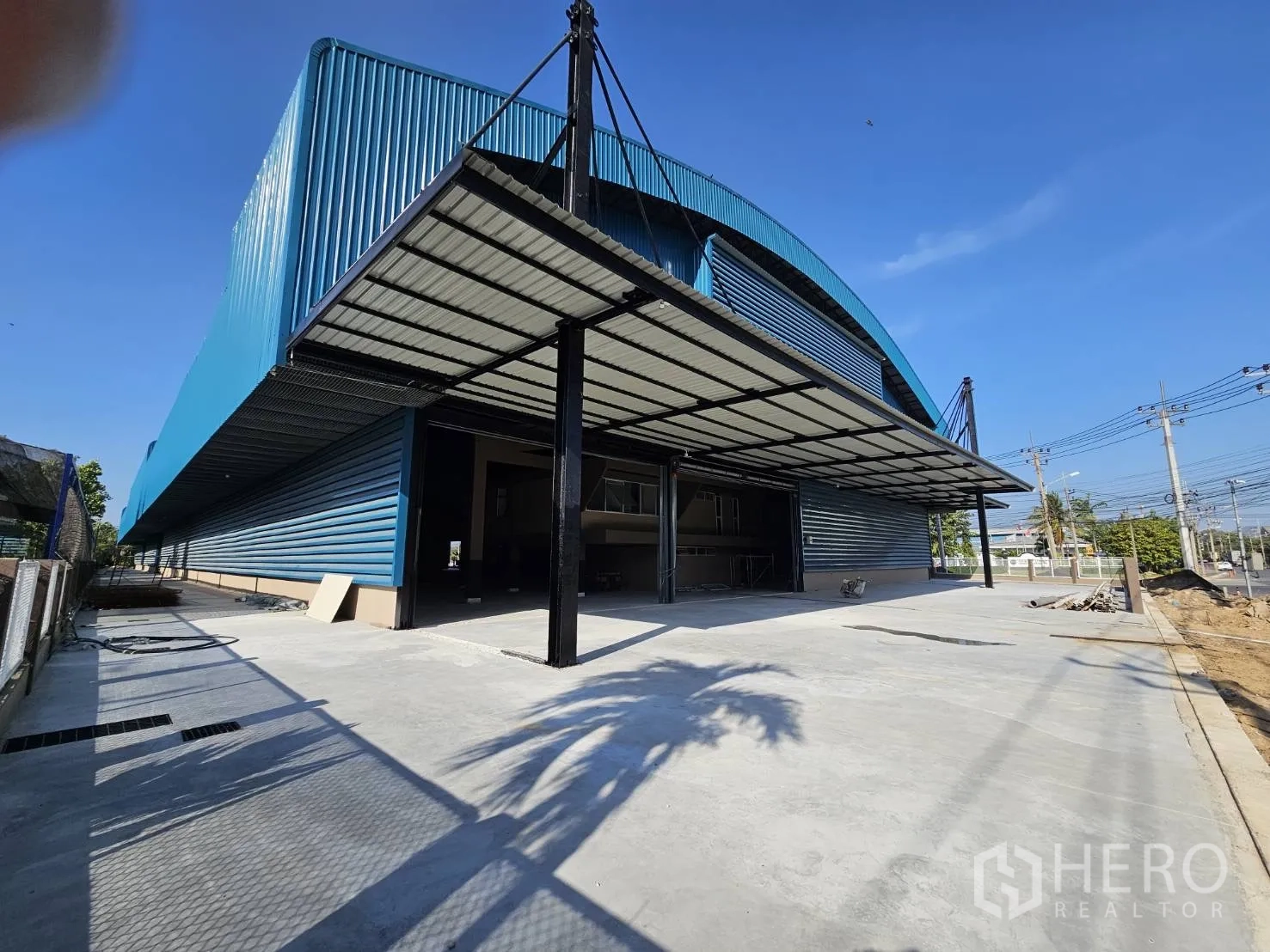 工厂 出租在Chon Buri - 带顶装卸区，宽幅卷闸门与卡车回转空间