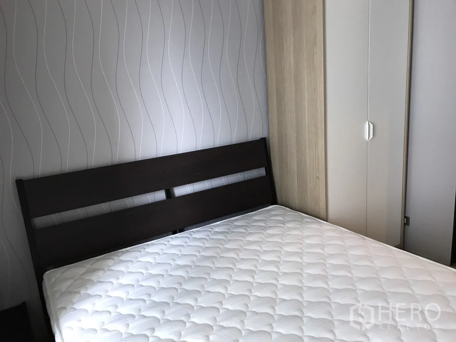 คอนโด ให้เช่าในWatthana, Bangkok - ห้องนอนรองพร้อมเตียงควีน ผนังลาย และตู้เสื้อผ้า