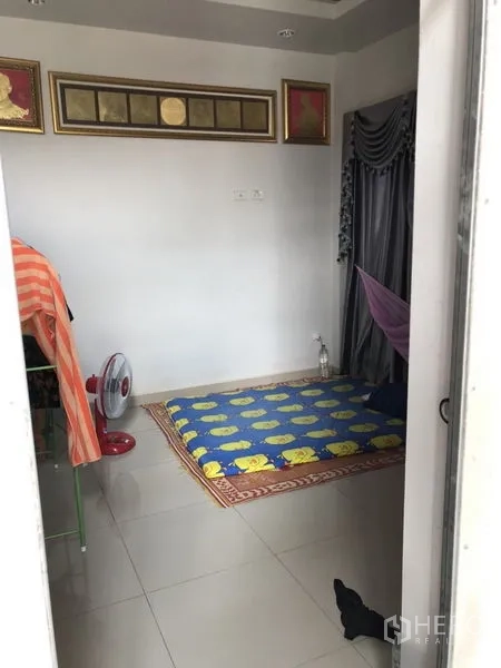 บ้าน ขายในLam Luk Ka, Pathum Thani - ห้องขนาดกะทัดรัด พื้นกระเบื้องและหน้าต่าง