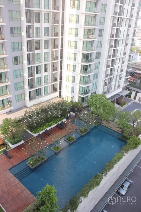 คอนโด ให้เช่าในPhra Khanong, Bangkok - สระว่ายน้ำกลางแจ้งของคอนโด พร้อมดาดฟ้าสวน ล้อมด้วยอาคารสูง