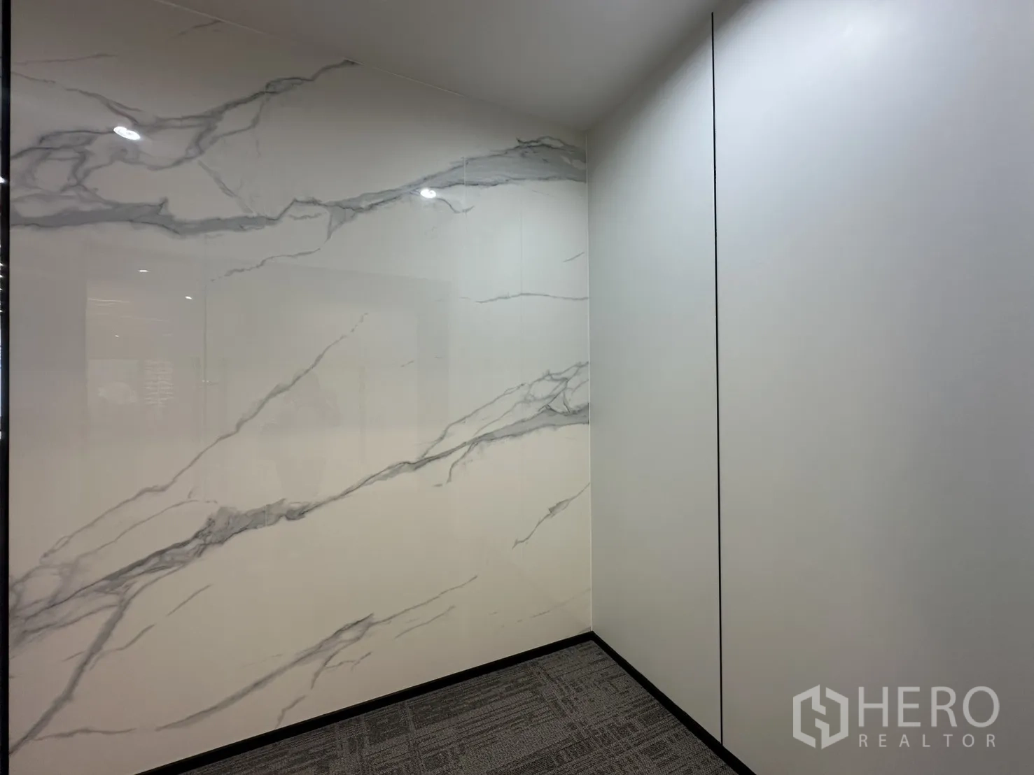 办公室 for rent in Pathum Wan, Bangkok - 近景展示仿大理石质感墙面与简洁走廊。