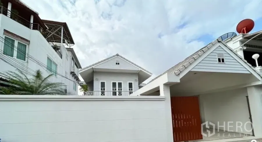 สำนักงานที่บ้าน ให้เช่าในSuan Luang, Bangkok - มุมมองด้านหน้าตัวบ้านและประตูรั้วในซอยเงียบสงบ