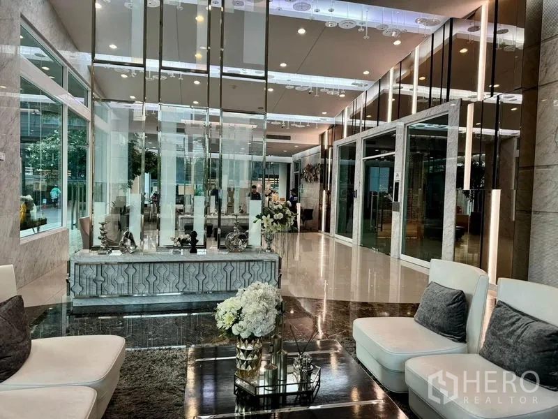 คอนโด ขายในRatchathewi, Bangkok - ล็อบบี้สไตล์โมเดิร์นปูหินอ่อน มีมุมนั่งพักและผนังกระจก