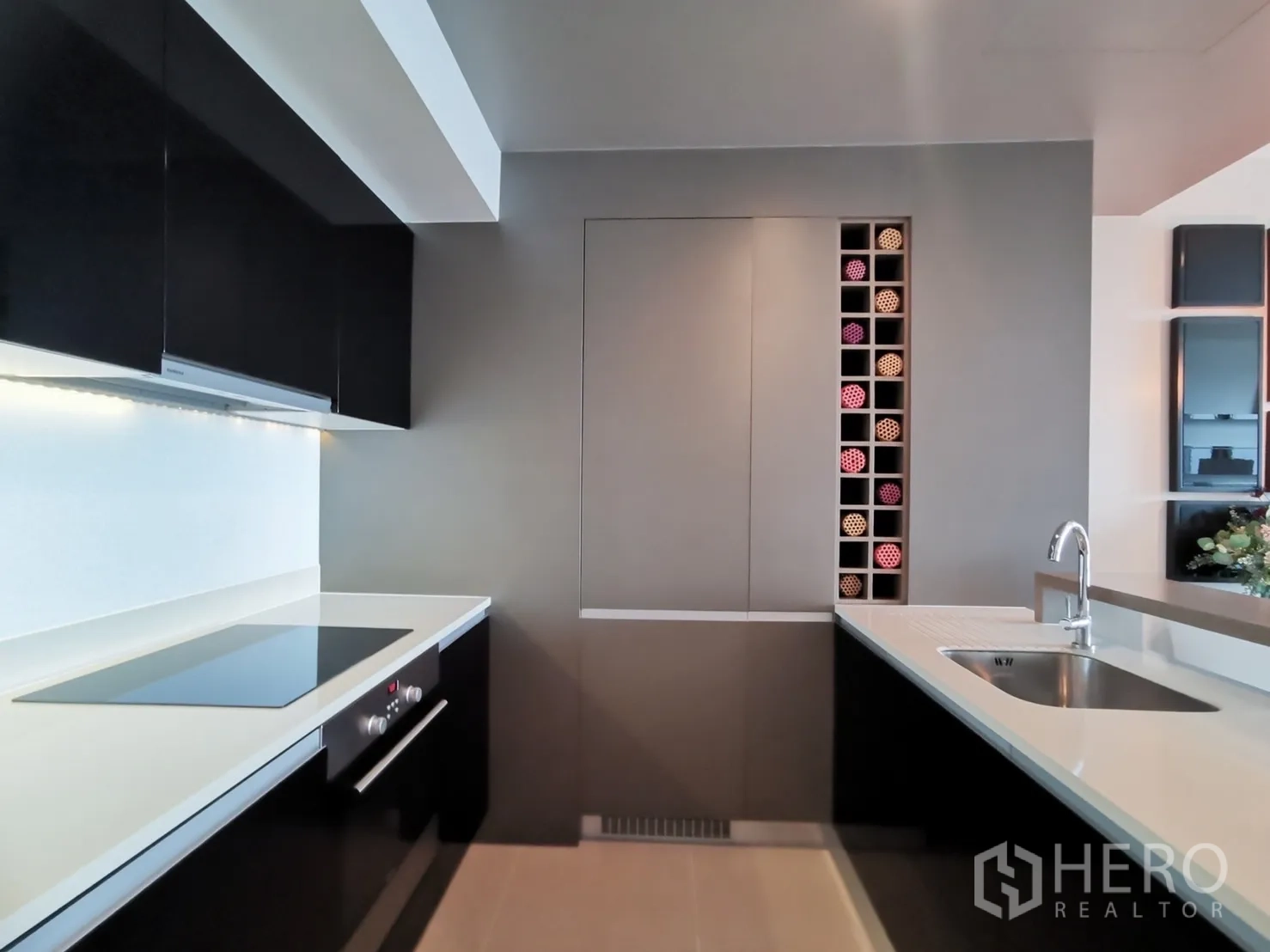 คอนโด ให้เช่าหรือขายในKhlong San, Bangkok - ครัวร่วมสมัย เตาไฟฟ้า เตาอบ อ่างล้างจาน และช่องเก็บไวน์บิลต์อิน