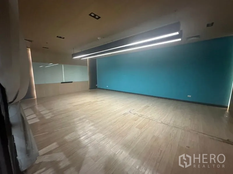 Office Space for rent in Bang Rak, Bangkok - Spacious meeting or training room with teal feature wall and linear LED lights.