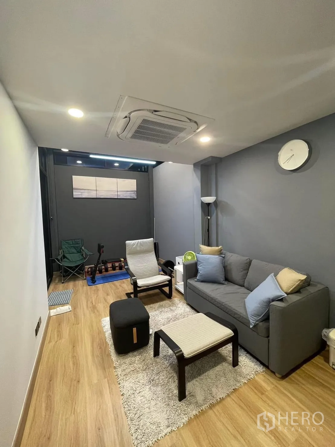 Home Office for rent or sale in Bang Kapi, Bangkok - Lounge or breakout room with sofa set, rug, chairs and cassette air-conditioner.