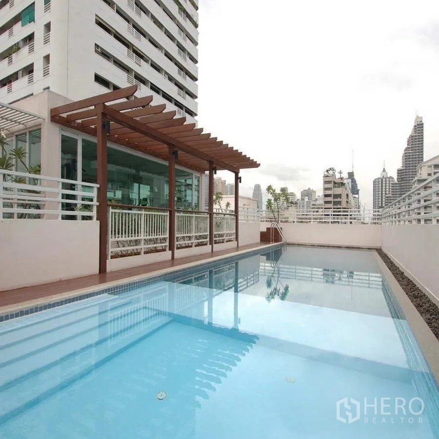 Condominium for rent in Watthana, Bangkok - Rooftop swimming pool with city skyline views and sun deck pergola.