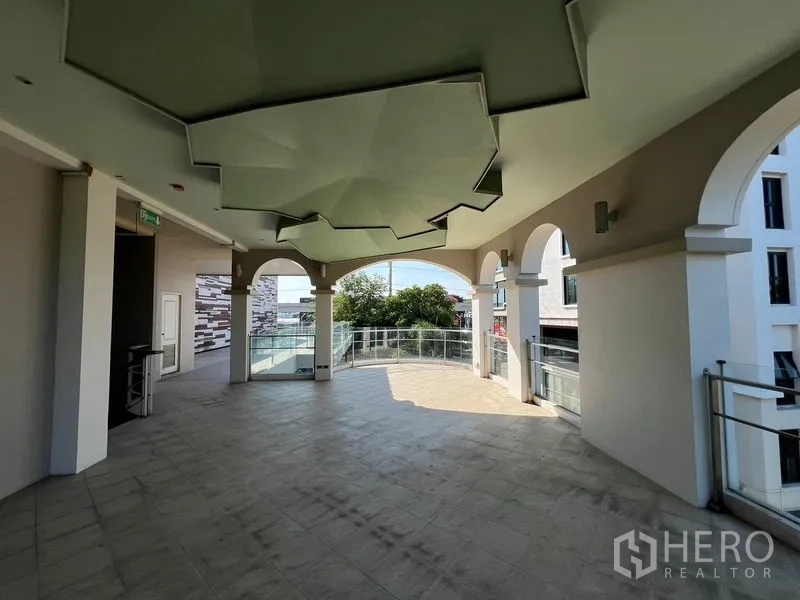 店屋 出租在Suan Luang, Bangkok - 带拱门与几何天花的半露台，可眺望城市景致。