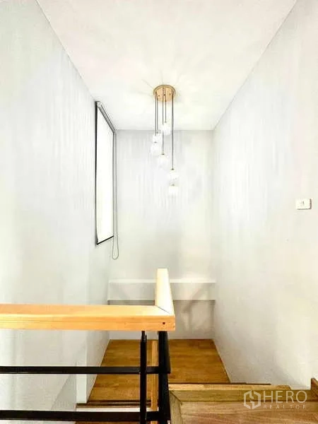 บ้าน ให้เช่าในLat Krabang, Bangkok - โถงบันไดมินิมอล โคมไฟแขวน และขั้นบันไดไม้