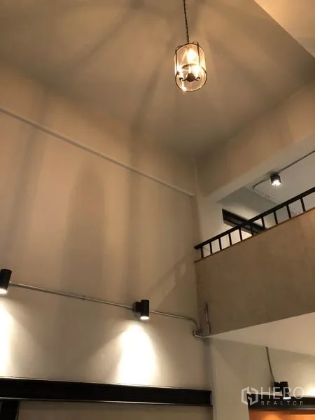 พื้นที่ขายปลีก ให้เช่าในWatthana, Bangkok - เพดานสูงแบบดับเบิล ไฮท์ โคมไฟห้อย และราวกันตกชั้นลอยภายในร้าน