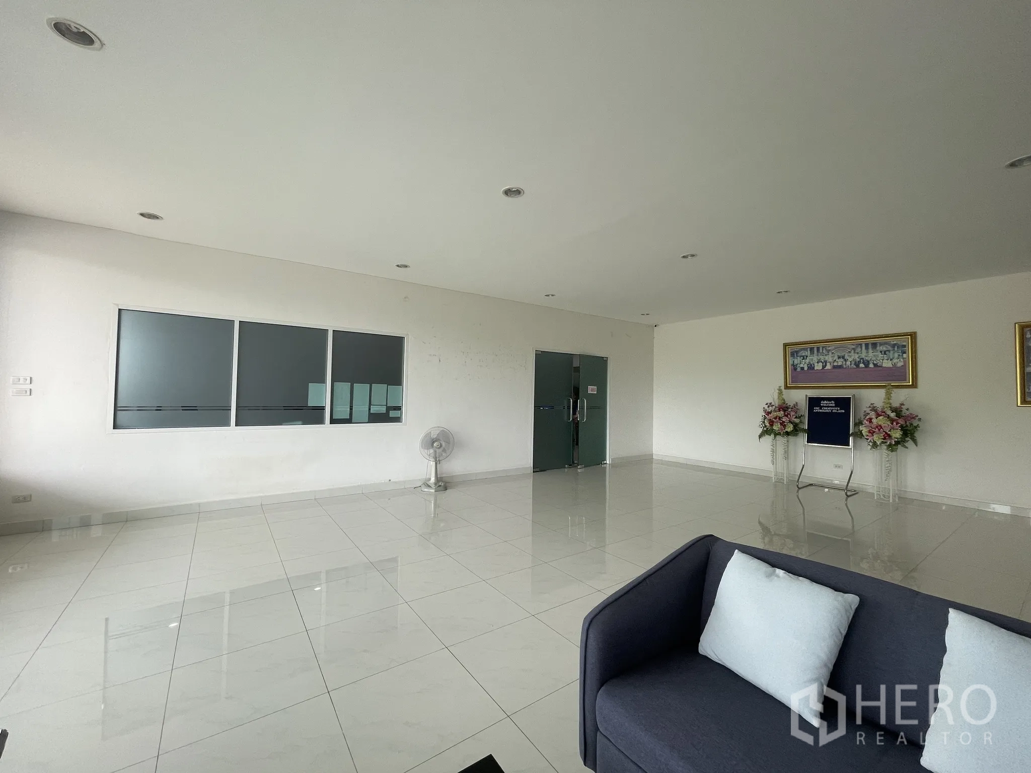 Warehouse for sale in Lat Lum Kaeo, Pathum Thani - Bright lobby with wide windows and a seating area in the office wing.