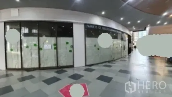 零售空间 出租在Khlong Toei, Bangkok - 室内购物中心走道旁的弧形玻璃店面，靠近BTS Phrom Phong。