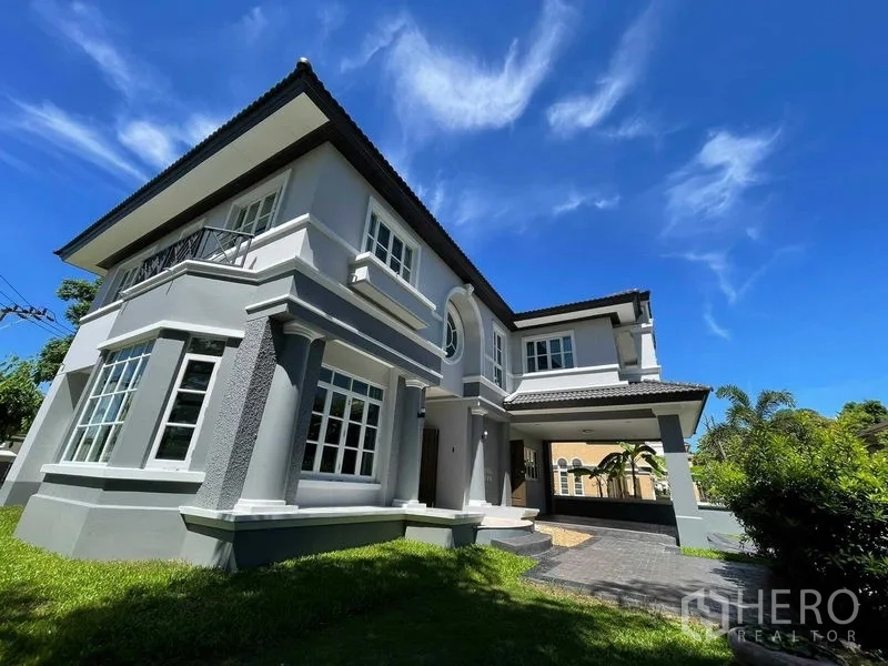 Detached House for sale in Bang Bon, Bangkok - Front facade close-up with columns, bay windows and a covered porch