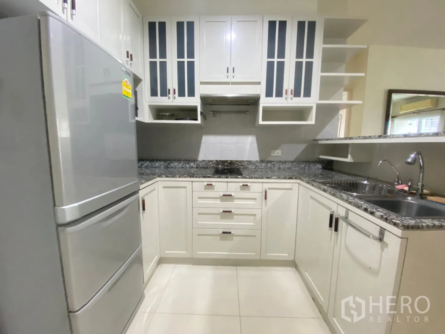 คอนโด ให้เช่าในBang Kapi, Bangkok - ครัวรูปตัว U ตู้บิวท์อินสีขาว เคาน์เตอร์หินแกรนิต อ่างล้างและตู้เย็น