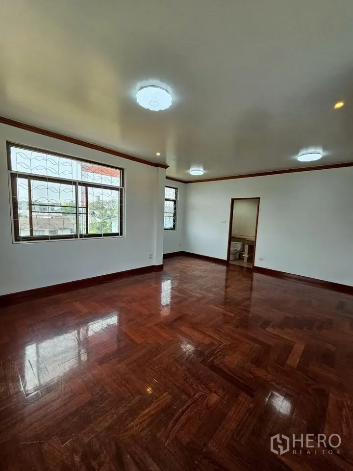 สำนักงานที่บ้าน for rent in Wang Thonglang, Bangkok - ห้องนอนกว้างพื้นปาร์เกต์เงา หน้าต่างเหล็กดัด และประตูห้องน้ำในตัว