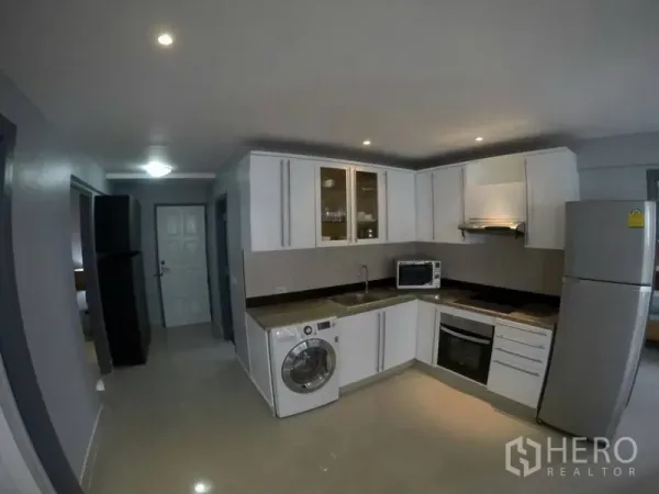 คอนโด ให้เช่าในWatthana, Bangkok - ครัวรูปตัวแอล สีขาว พร้อมเตาอบ เตา เครื่องซักผ้า และตู้เย็น