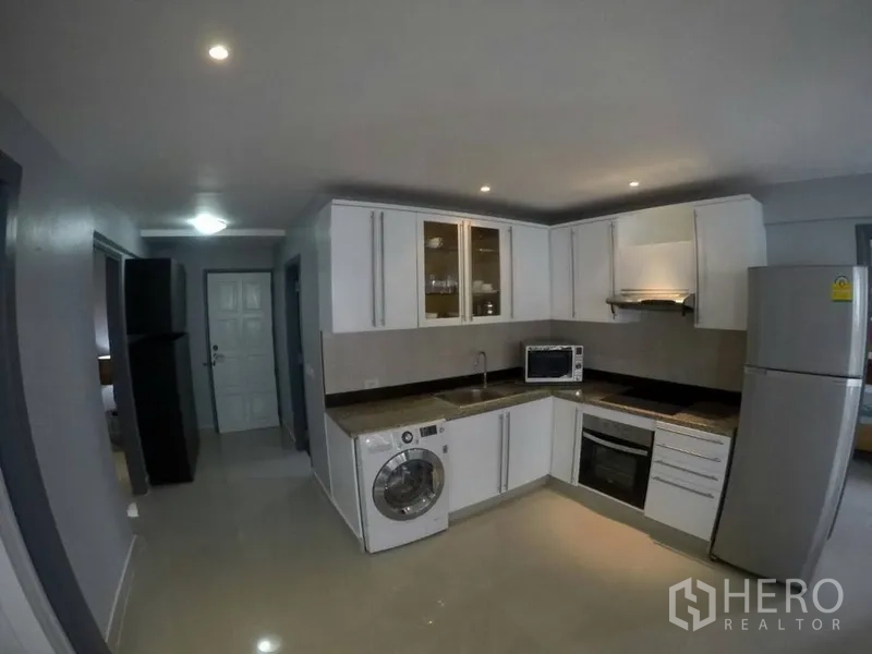 คอนโด ให้เช่าในWatthana, Bangkok - ครัวรูปตัวแอล สีขาว พร้อมเตาอบ เตา เครื่องซักผ้า และตู้เย็น